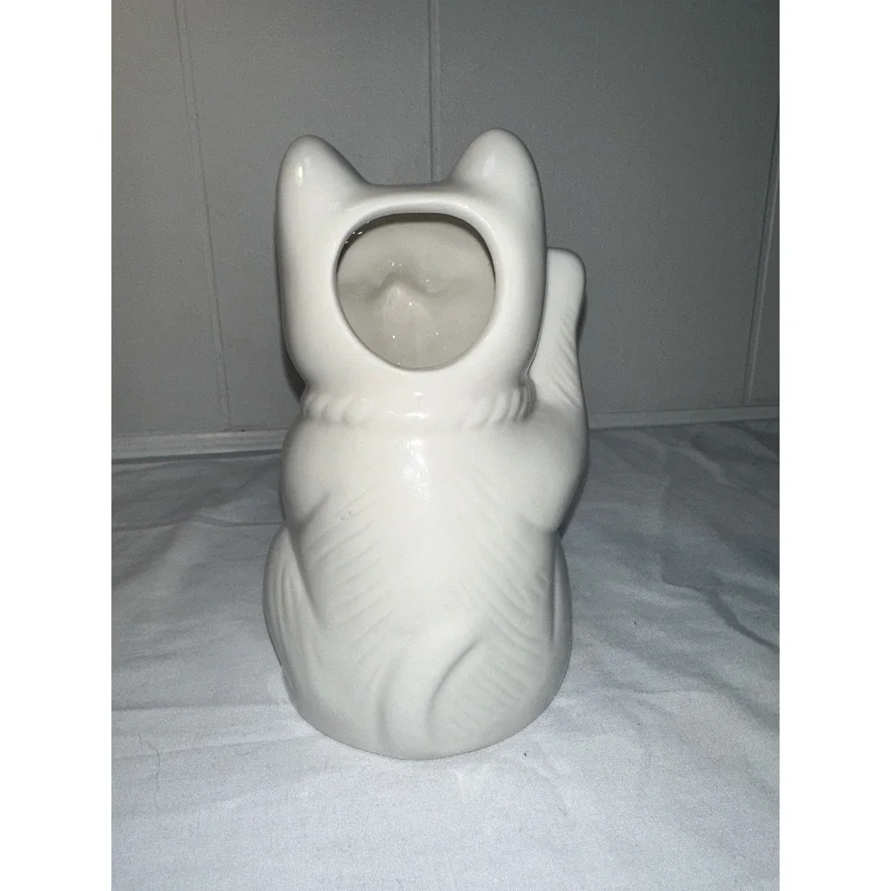 Vintage White Porcelain Maneki Neko Lucky Cat Figurine –‎ Made in China